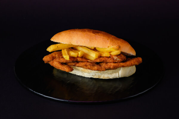 Panino con Cotoletta di pollo e patatine fritte