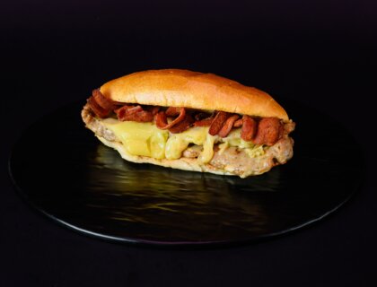 Panino con Salsiccia grigliata, Bacon tostato ed Emmental